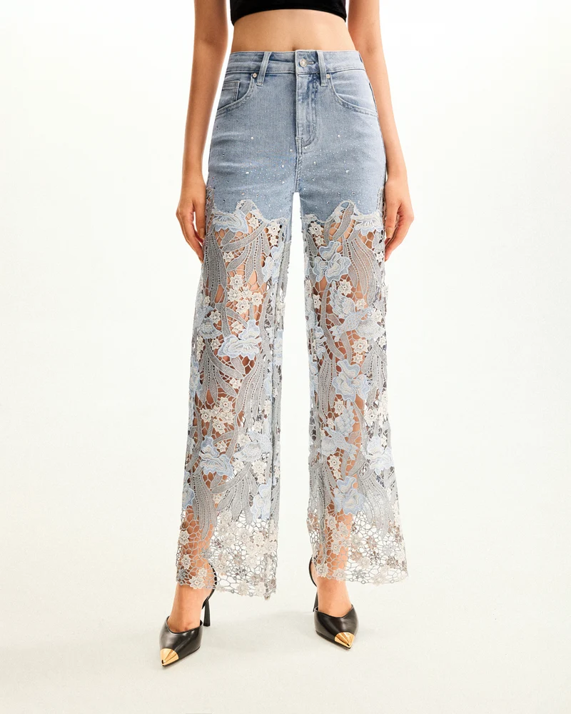 Bestickte Jeans mit hoher Taille und weitem Bein aus Spitzendenim mit Strass – Hellblau