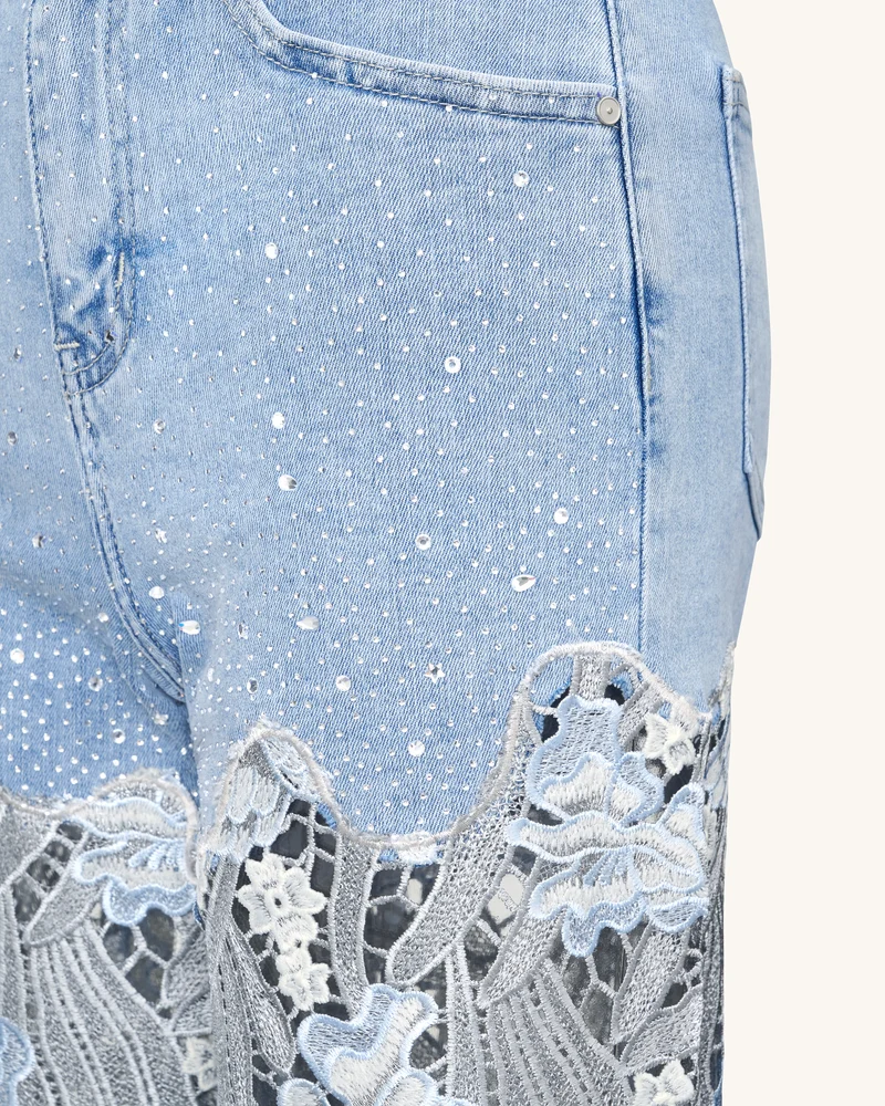 Bestickte Jeans mit hoher Taille und weitem Bein aus Spitzendenim mit Strass – Hellblau