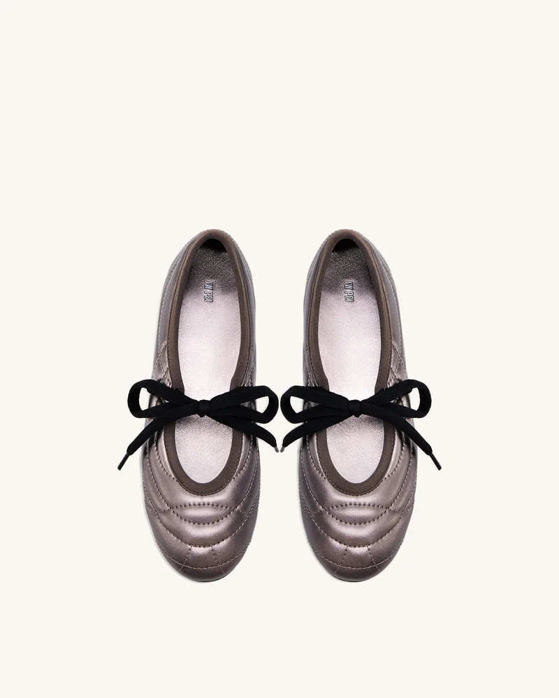 Erika Ballerinas mit Ziernähten und Schnürung – Dunkelbraun