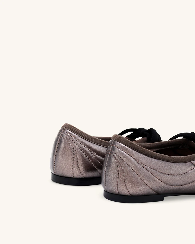 Erika Ballerinas mit Ziernähten und Schnürung – Dunkelbraun