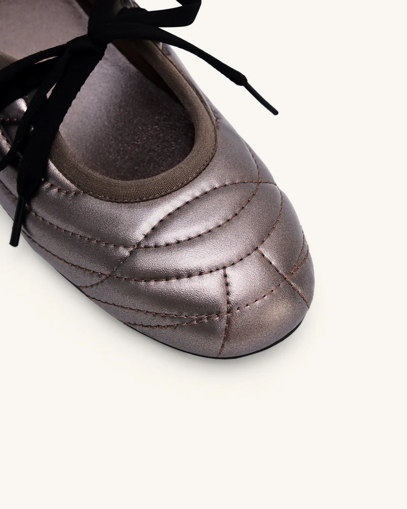 Erika Ballerinas mit Ziernähten und Schnürung – Dunkelbraun