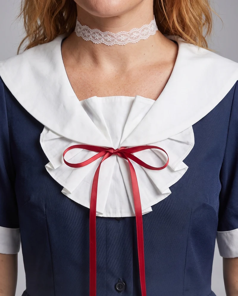 Damen verspieltes Gothic-Kleid mit eleganten Rüschendetails und kunstvollen Accessoires Nord Taschen
