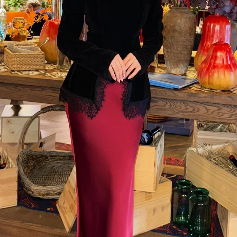Damen Elegantes Samt-Longsleeve mit Spitzenbesatz und halbkreisförmigem Vorderschlitz Nord Taschen