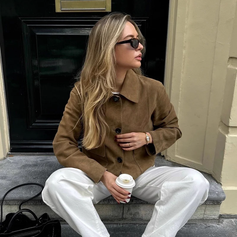 Damen Boxy-Kurzjacke aus Wildlederoptik mit Hemdkragen und aufgesetzten Pattentaschen Nord Taschen