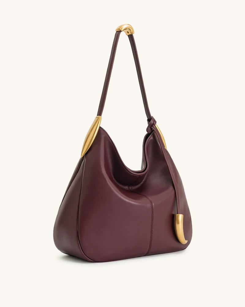 Nina Hobo-Bag mit Metallanhänger – Burgunderrot