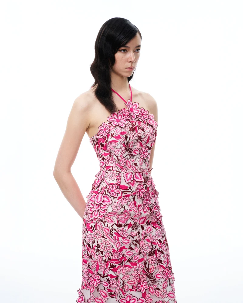 Fiora Besticktes Maxikleid mit Blumen und Neckholder – Rosenrot