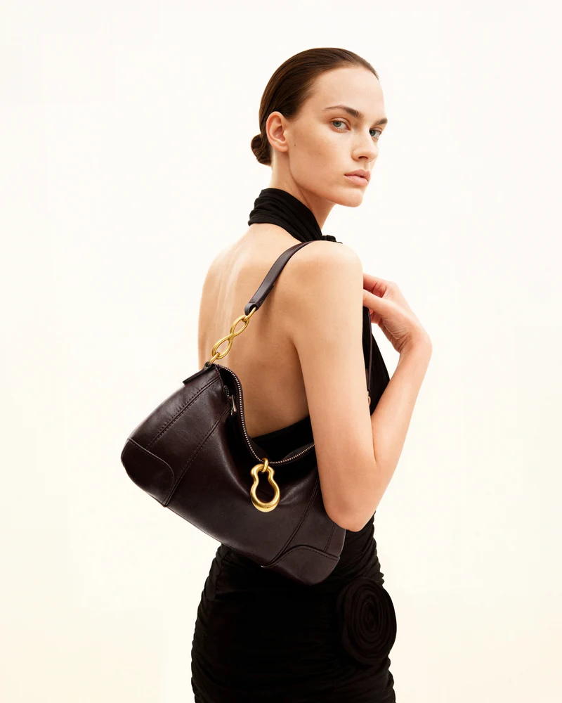 Jayla Schultertasche mit Metallanhänger-Verzierung – Dunkelbraun