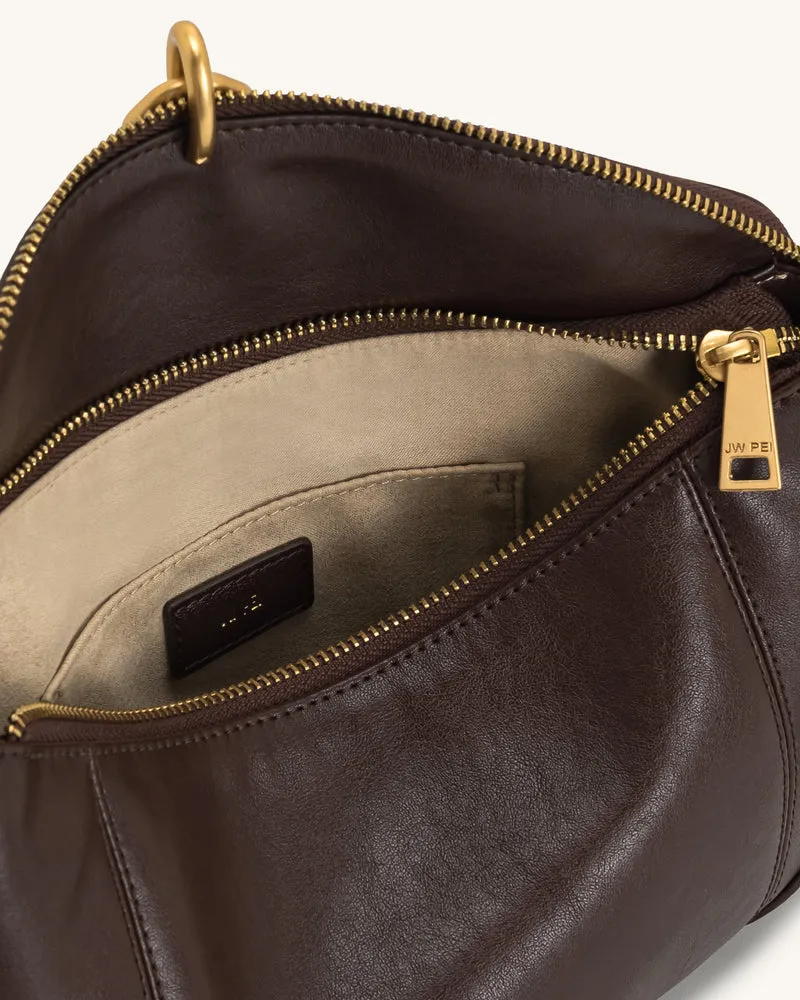 Jayla Schultertasche mit Metallanhänger-Verzierung – Dunkelbraun