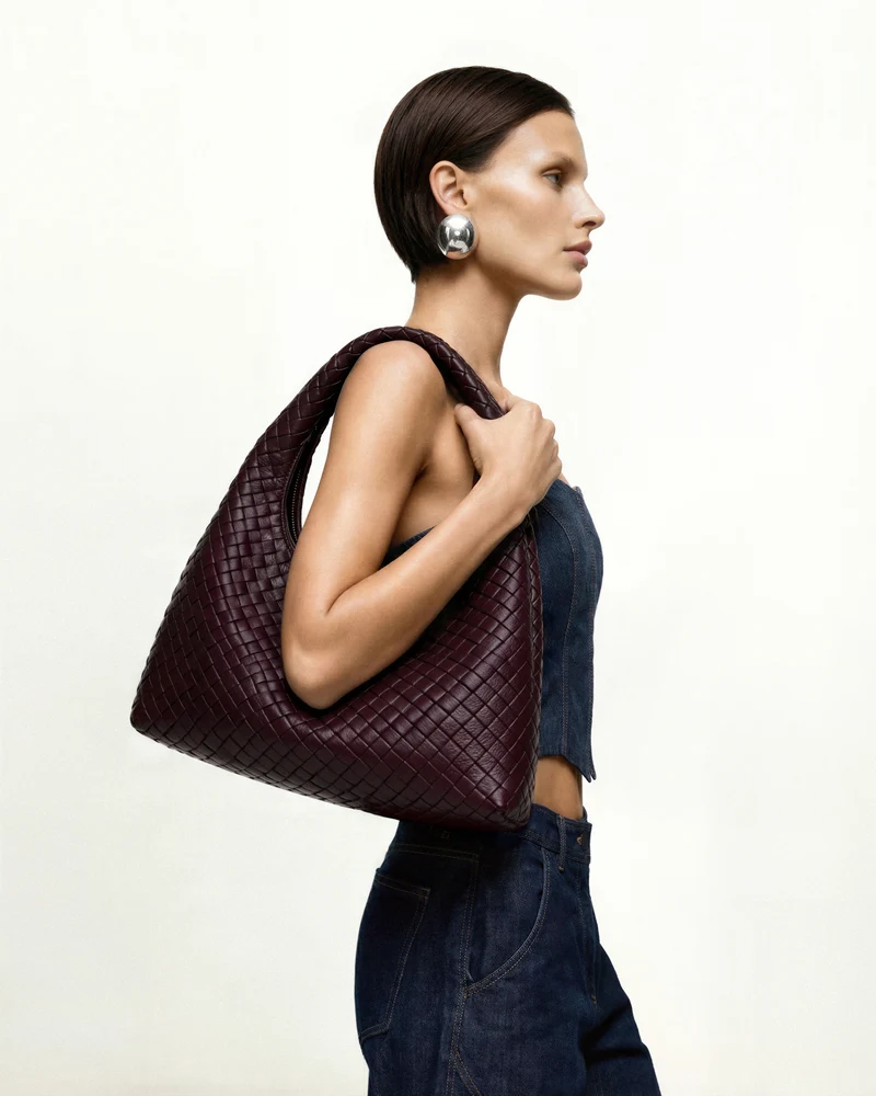 Laura Schultertasche mit Flechtmuster – Tiefburgunder