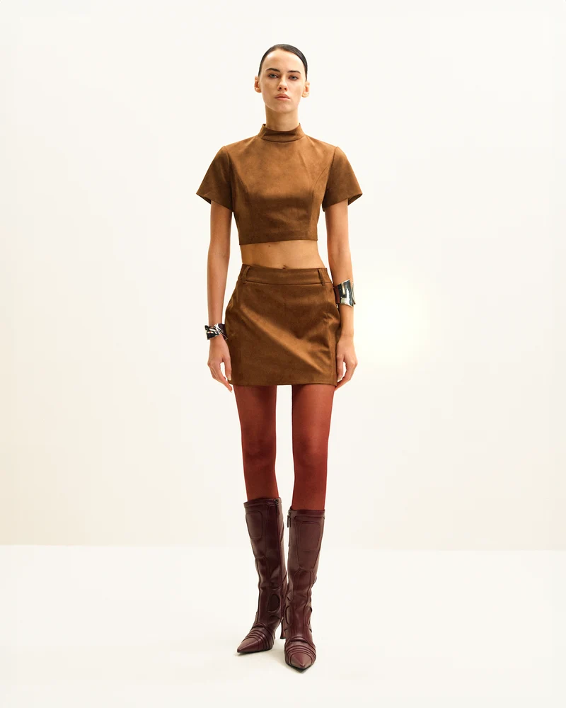 Grace Zweiteiliges Set aus Kunstwildleder - Crop-Top und Minirock - Camel