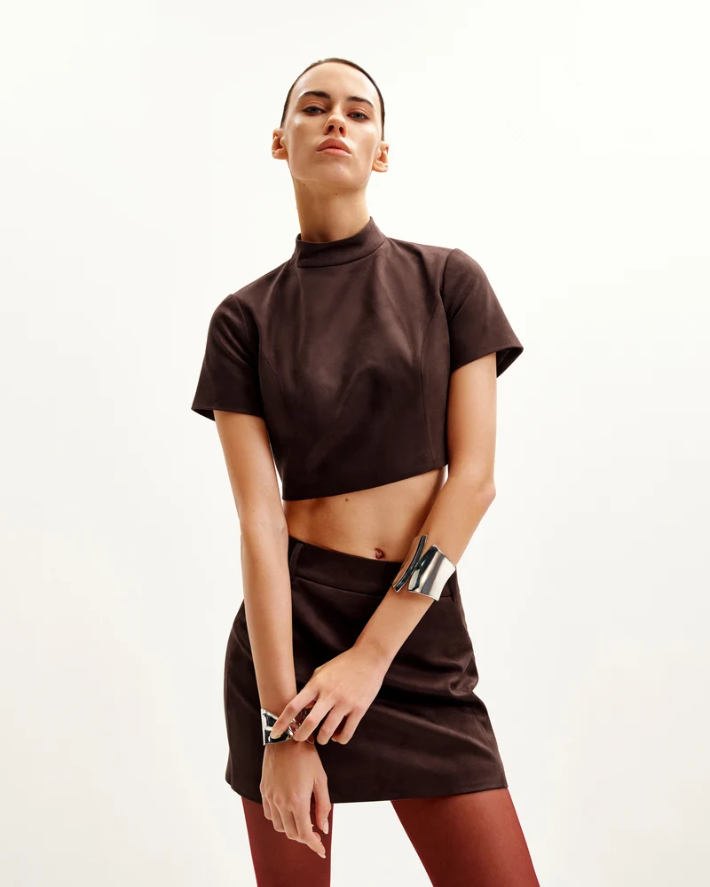 Grace Zweiteiliges Set aus Kunstwildleder - Crop-Top und Minirock - Schokoladenbraun