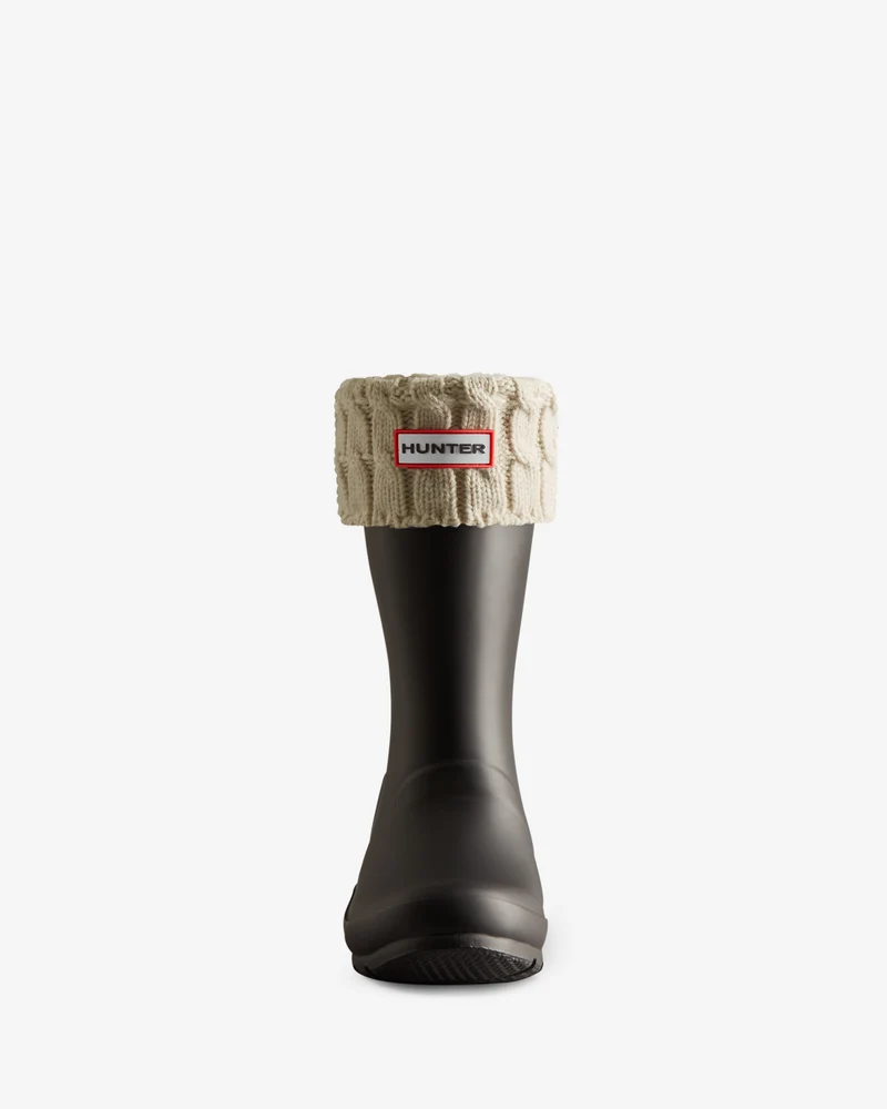 Recycled 6 Stitch Cable Cuff Short Stiefelsocken Weiß (Unisex)