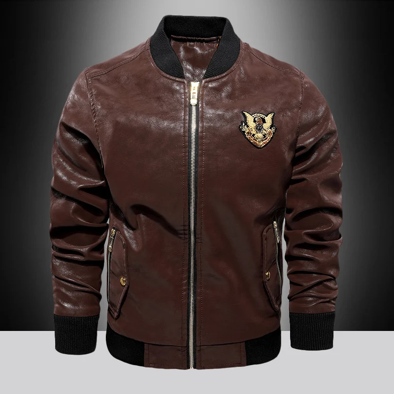 Herren Lederoptik-Bomberjacke im Aviator-Stil mit Stickabzeichen, Rippbündchen und Metallreißverschluss Nord Taschen
