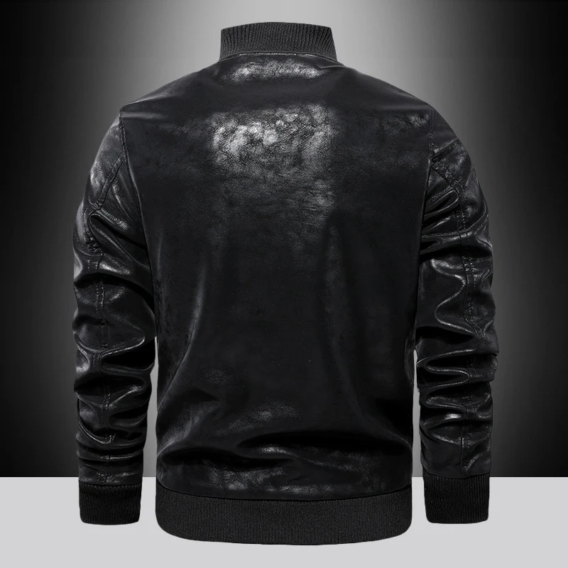 Herren Lederoptik-Bomberjacke im Aviator-Stil mit Stickabzeichen, Rippbündchen und Metallreißverschluss Nord Taschen