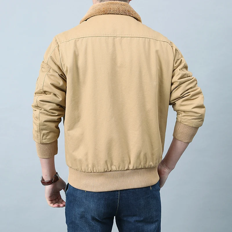 Herren Kurzschnitt Bomberjacke im Pilotenstil mit Teddykragen, Utility‑Taschen und gerippten Bündchen Nord Taschen