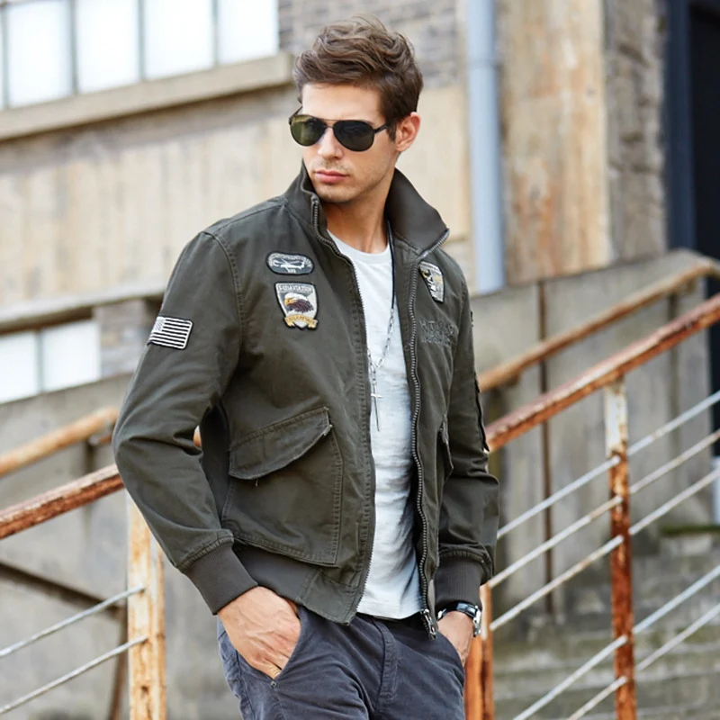 Herren kurz geschnittener Fliegerblouson aus Canvas mit Emblem‑Aufnähern und Ärmeltasche Nord Taschen