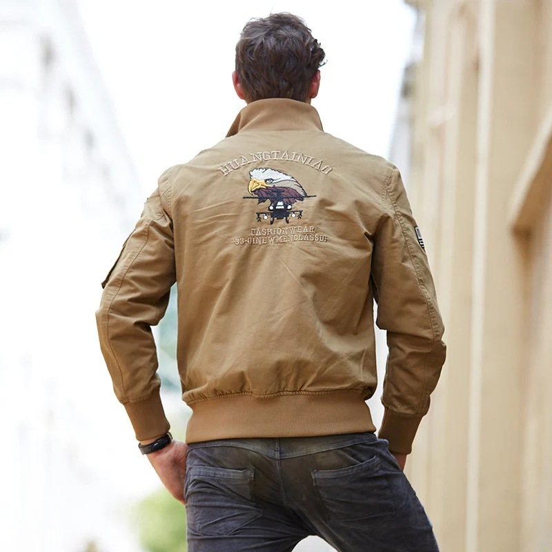 Herren kurz geschnittener Fliegerblouson aus Canvas mit Emblem‑Aufnähern und Ärmeltasche Nord Taschen
