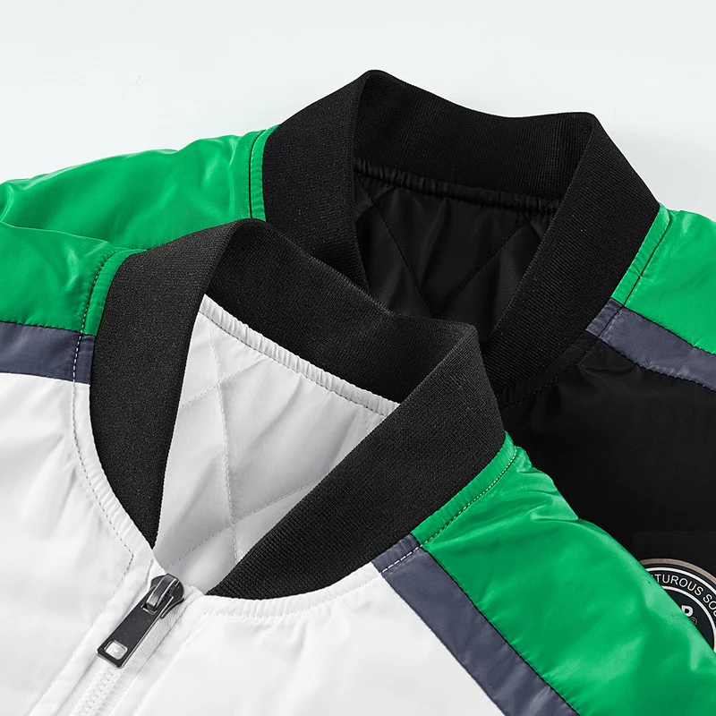 Herren Kurz geschnittene Nylon‑Bomberjacke mit sportiven Schulterpaspeln, Schriftzug-Applikationen und zweifachem Reißverschluss Nord Taschen