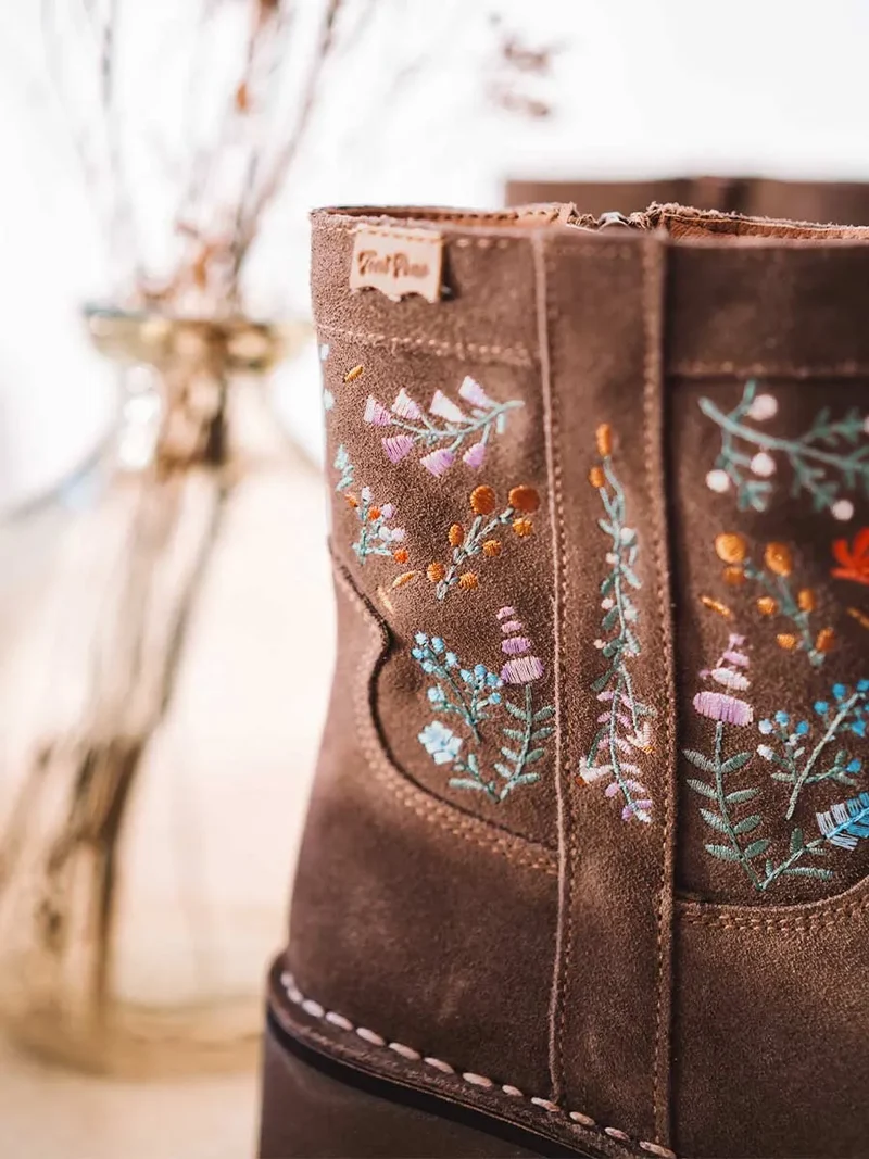 Botín de mujer en serraje con flores bordadas | MONELLS