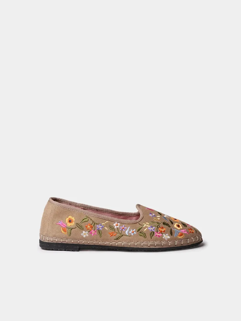 Bailarina de mujer en serraje con flores bordadas | PERALADA