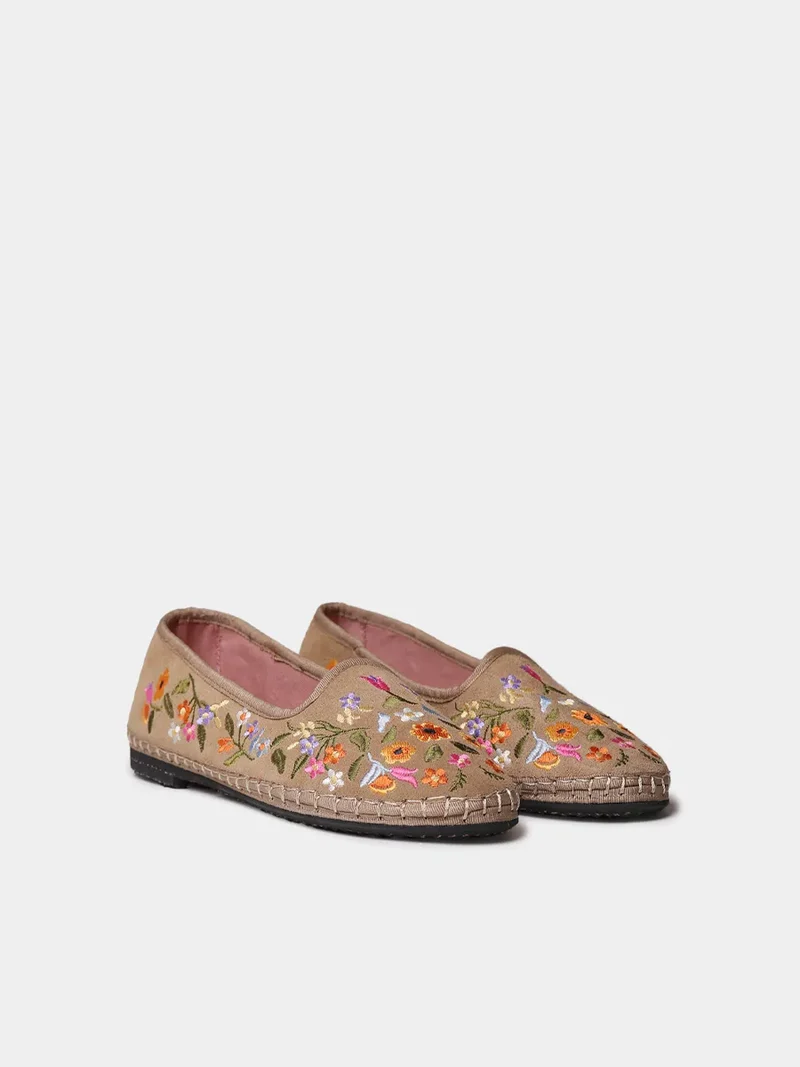 Bailarina de mujer en serraje con flores bordadas | PERALADA