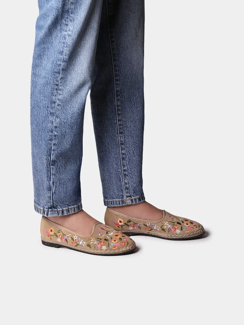 Bailarina de mujer en serraje con flores bordadas | PERALADA