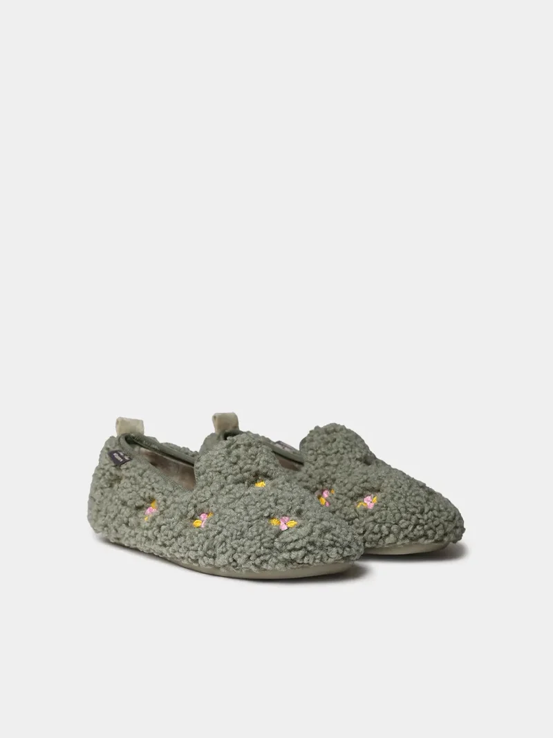 Zapatilla tipo babucha con motivos bordados para mujer | MAILY-BB