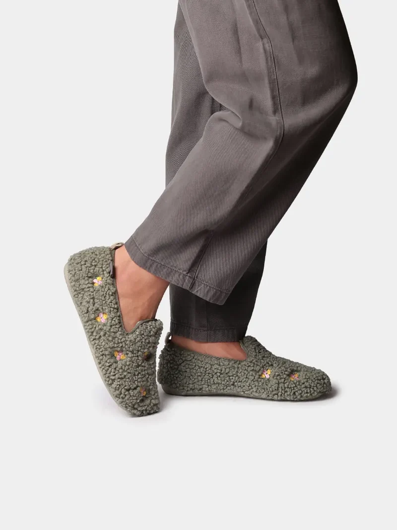 Zapatilla tipo babucha con motivos bordados para mujer | MAILY-BB