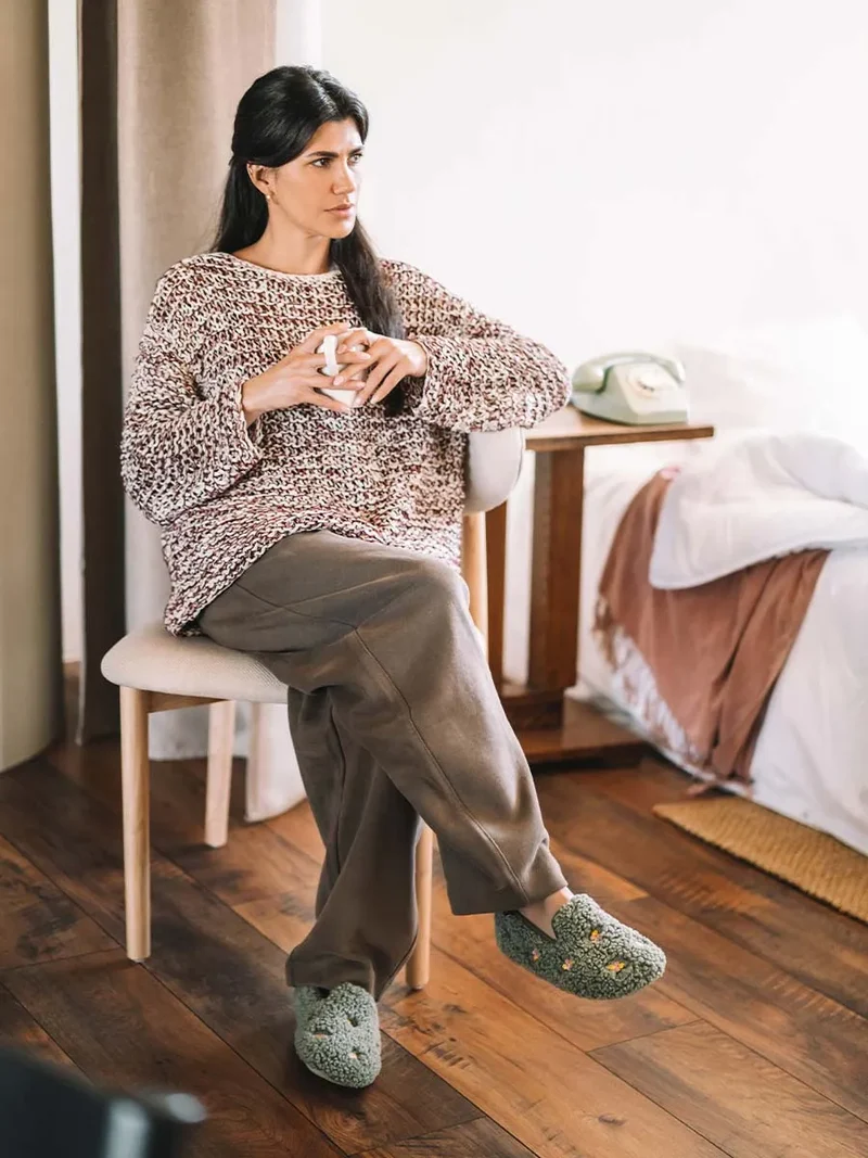 Zapatilla tipo babucha con motivos bordados para mujer | MAILY-BB