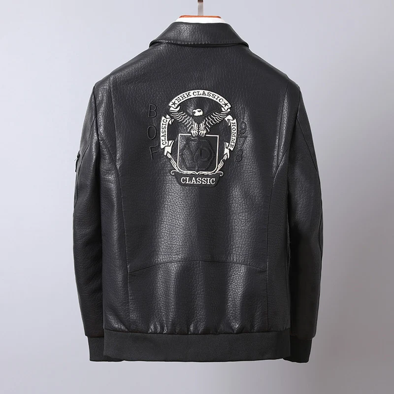 Herren Kunstleder-Fieldbomberjacke im Pilotenstil mit Patch‑Applikationen und Frontklappentaschen Nord Taschen