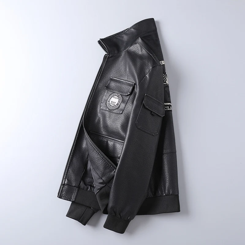 Herren Kunstleder-Fieldbomberjacke im Pilotenstil mit Patch‑Applikationen und Frontklappentaschen Nord Taschen