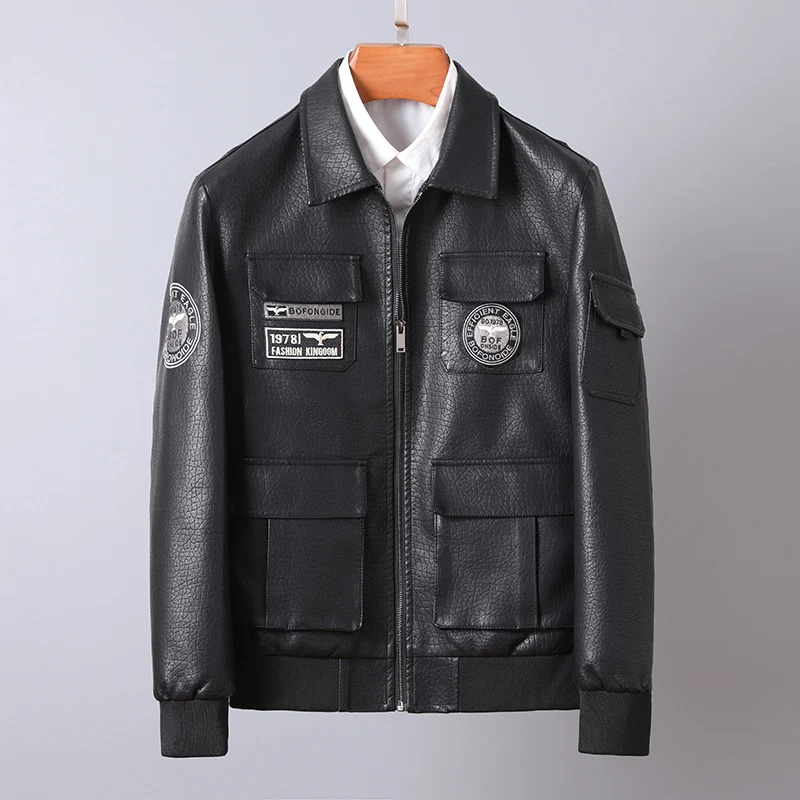 Herren Kunstleder-Fieldbomberjacke im Pilotenstil mit Patch‑Applikationen und Frontklappentaschen Nord Taschen