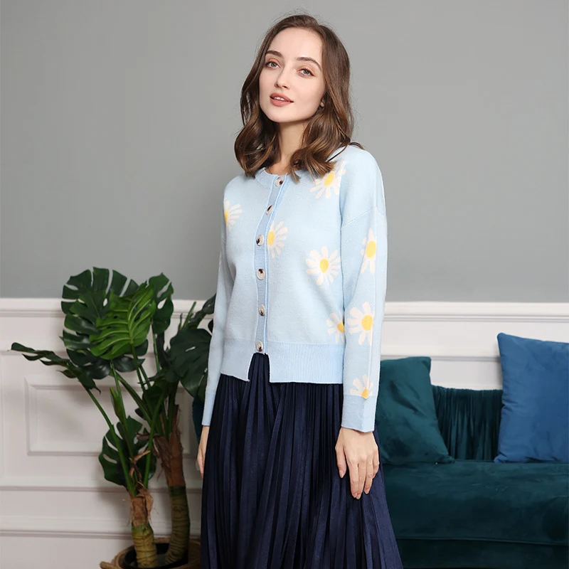 Damen Oversize-Strickcardigan mit Blumenapplikation, Perlmuttknöpfen und Wellensaum Nord Taschen