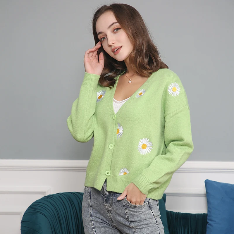Damen Kurzgeschnittener V-Ausschnitt-Strickcardigan mit gestickten Gänseblümchen und Rippbündchen Nord Taschen