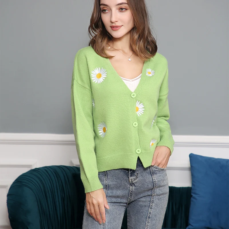 Damen Kurzgeschnittener V-Ausschnitt-Strickcardigan mit gestickten Gänseblümchen und Rippbündchen Nord Taschen