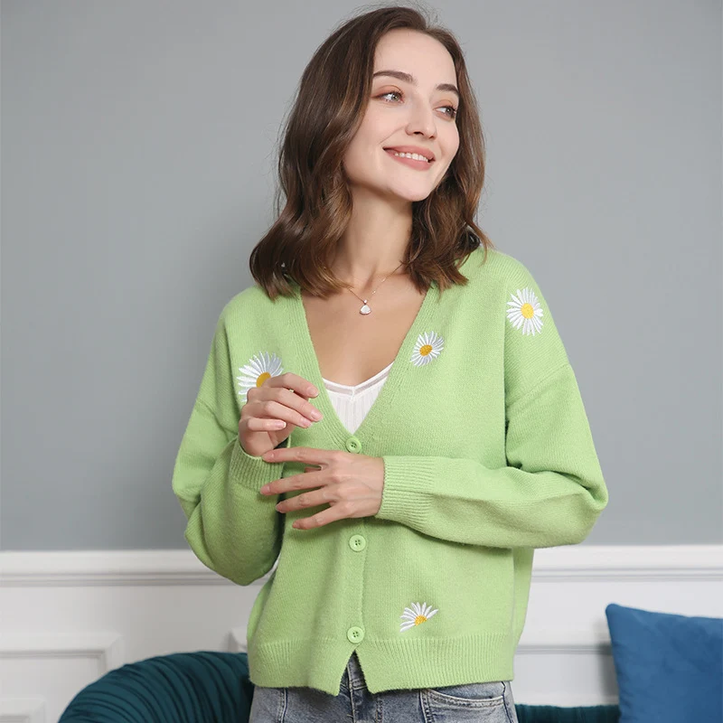 Damen Kurzgeschnittener V-Ausschnitt-Strickcardigan mit gestickten Gänseblümchen und Rippbündchen Nord Taschen