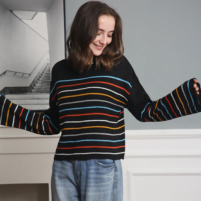Damen Kurzgeschnittener Feinstrick-Pullover mit Rundhalsausschnitt, mehrfarbigen Horizontalstreifen und überschnittenen Schultern Nord Taschen