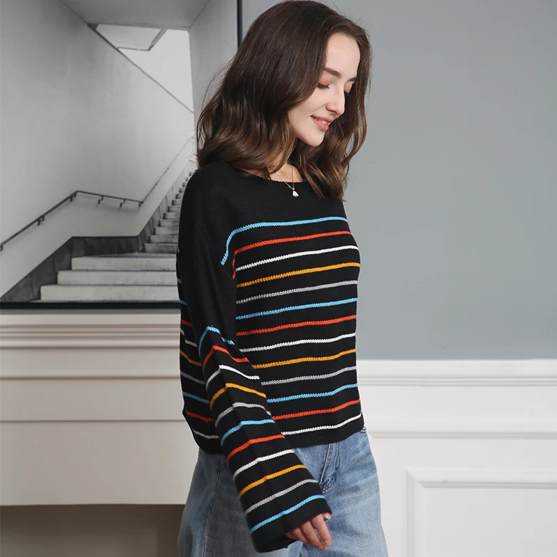 Damen Kurzgeschnittener Feinstrick-Pullover mit Rundhalsausschnitt, mehrfarbigen Horizontalstreifen und überschnittenen Schultern Nord Taschen