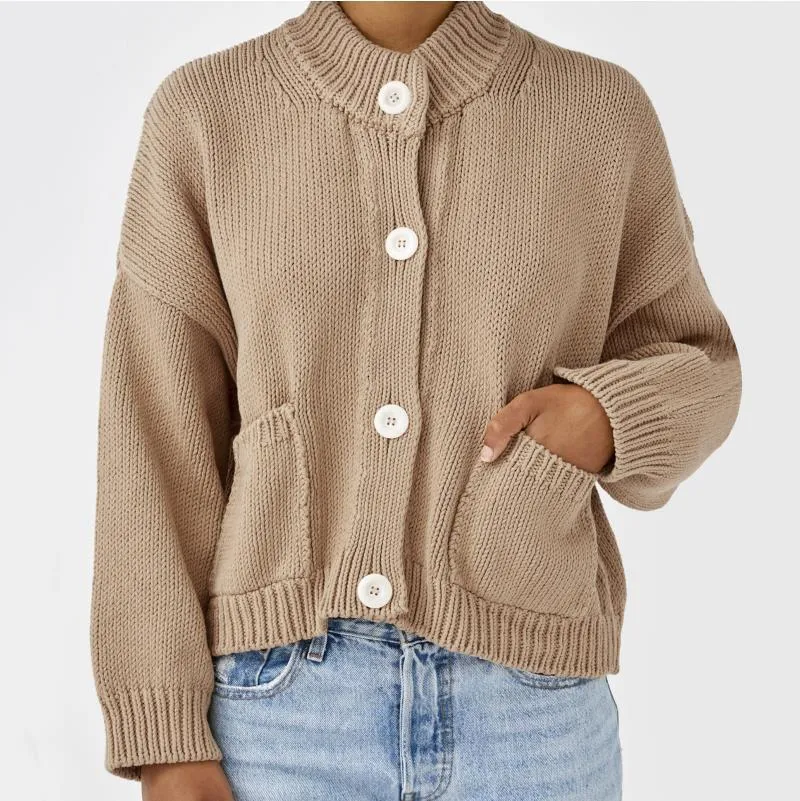 Damen Kurzer Boxy-Cardigan aus Grobstrick mit hoher Knopfleiste und Eingrifftaschen Nord Taschen