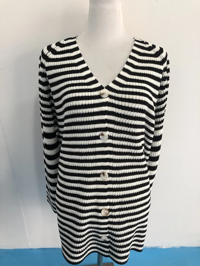 Damen gestreifte oversized Strickjacke mit V-Ausschnitt und Knopfleiste Nord Taschen
