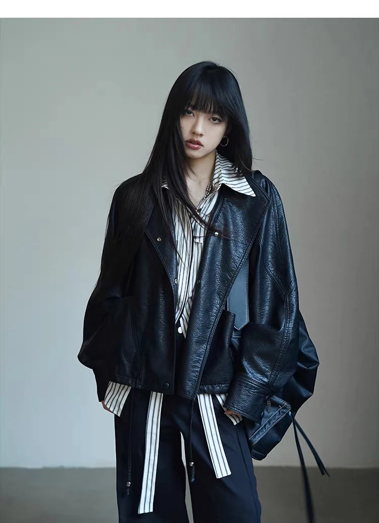 Damen Oversized Bikerjacke aus Kunstleder mit breitem Revers und voluminösen Ärmeln Nord Taschen