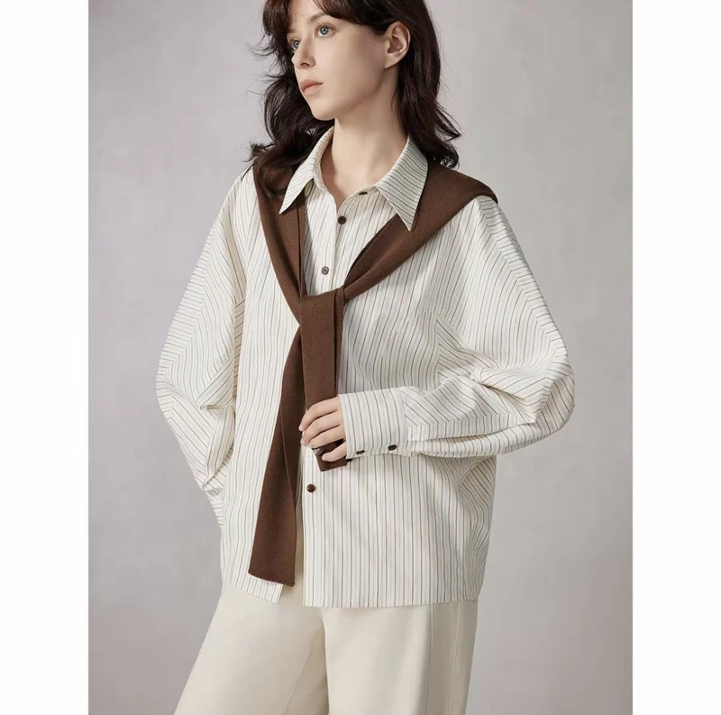 Damen Oversize-Hemdbluse mit feinen Nadelstreifen, weiten Ärmeln und lässigem Saum Nord Taschen