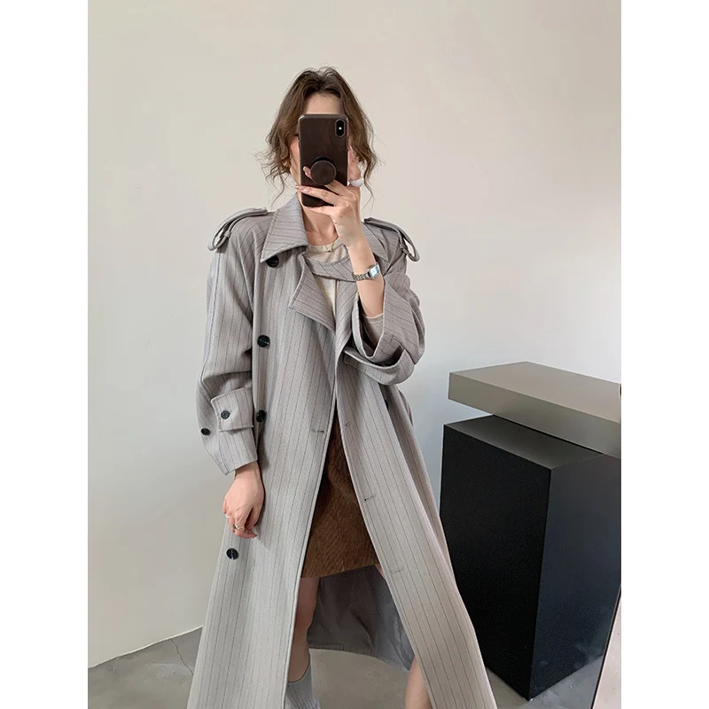 Damen Nadelstreifen-Trench mit kastiger Silhouette, Schulterpatten und verdecktem Bindegürtel Nord Taschen
