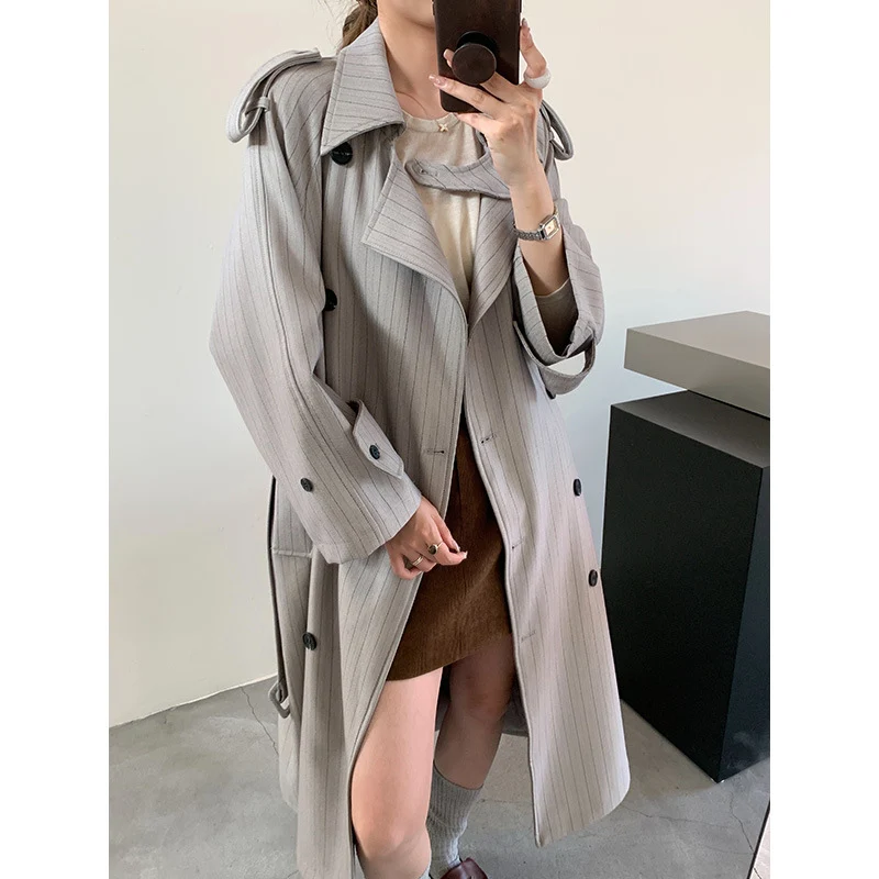 Damen Nadelstreifen-Trench mit kastiger Silhouette, Schulterpatten und verdecktem Bindegürtel Nord Taschen
