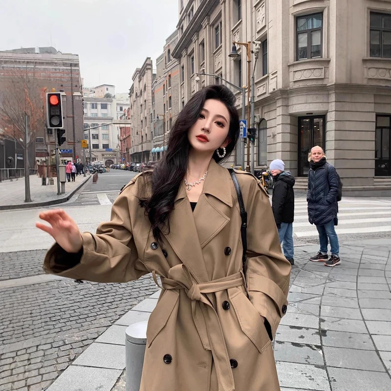 Damen Moderner Boxy-Trenchcoat mit markanter Schulterpartie und Taillengürtel Nord Taschen