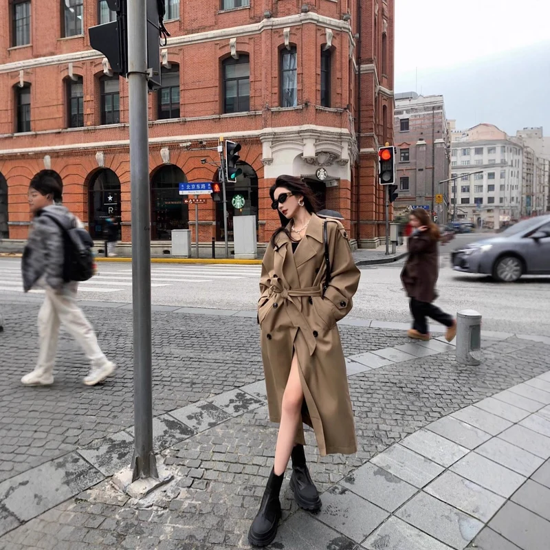 Damen Moderner Boxy-Trenchcoat mit markanter Schulterpartie und Taillengürtel Nord Taschen