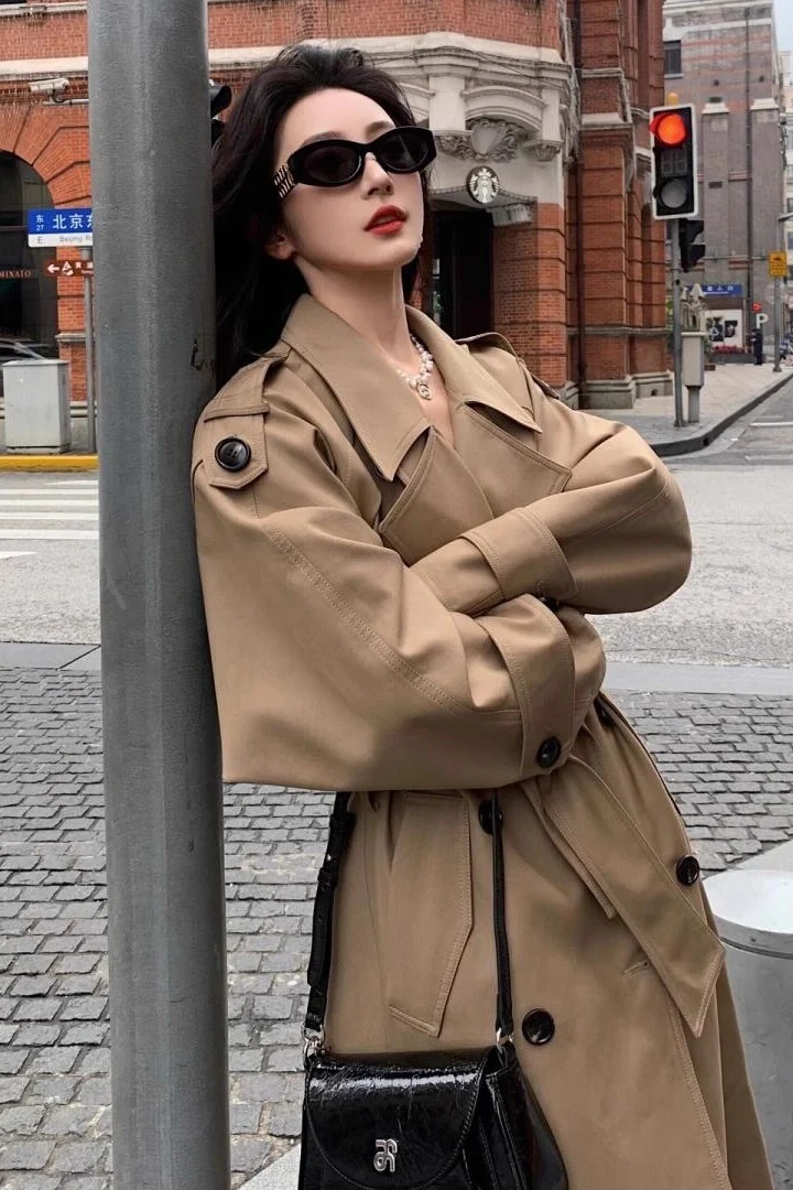 Damen Moderner Boxy-Trenchcoat mit markanter Schulterpartie und Taillengürtel Nord Taschen