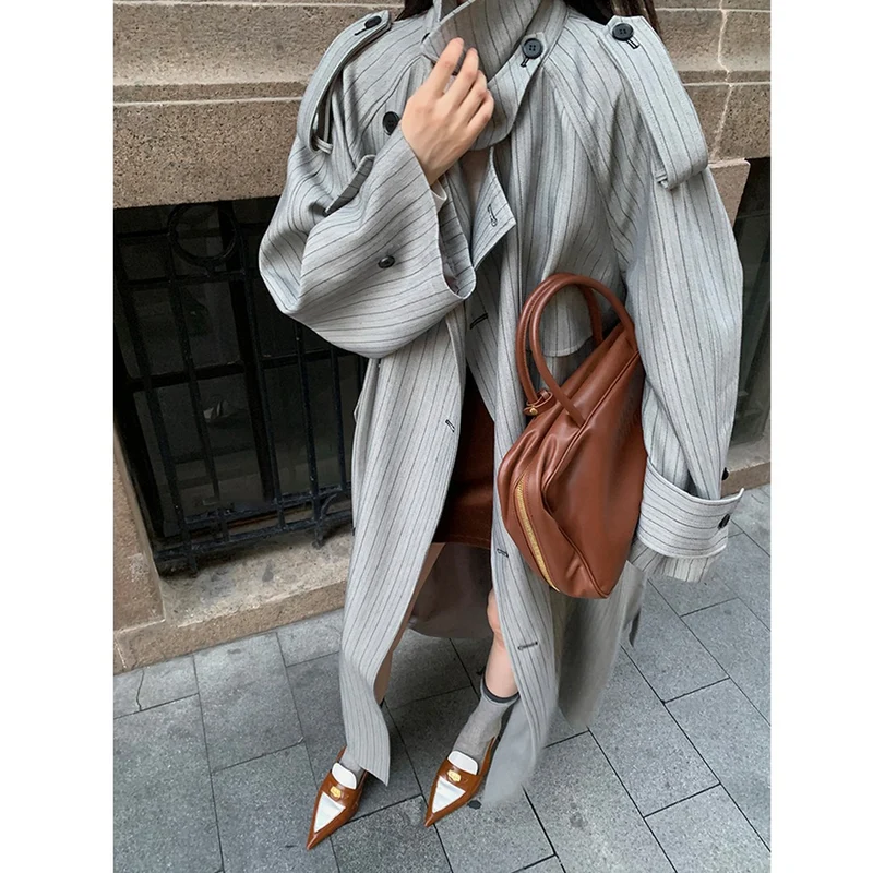 Damen Langer Nadelstreifen-Trenchcoat mit Bindegürtel Schulterpatten und ausgestelltem Saum Nord Taschen