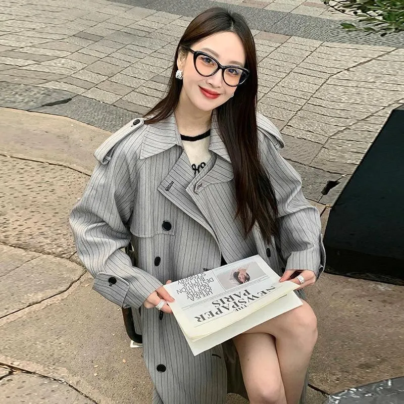 Damen Langer Nadelstreifen-Trenchcoat mit Bindegürtel Schulterpatten und ausgestelltem Saum Nord Taschen