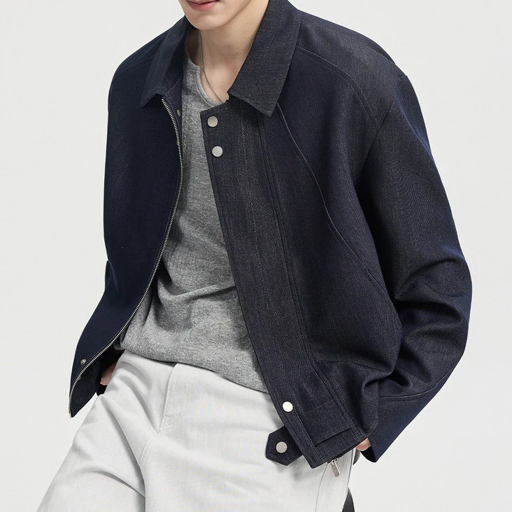 Herren Boxy-Jeansjacke im Minimalstil mit Hemdkragen und verdeckter Druckknopfblende Nord Taschen